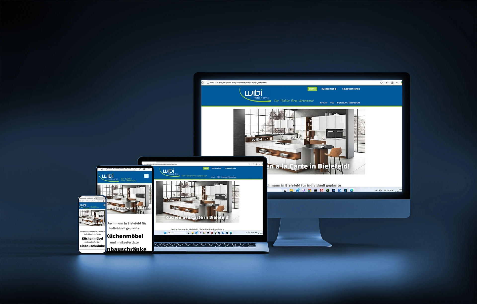 Website auf Desktopmonitor, Laptop, Tablet und Smartphone